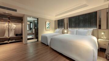 Minibar, caja de seguridad en la habitación y escritorio