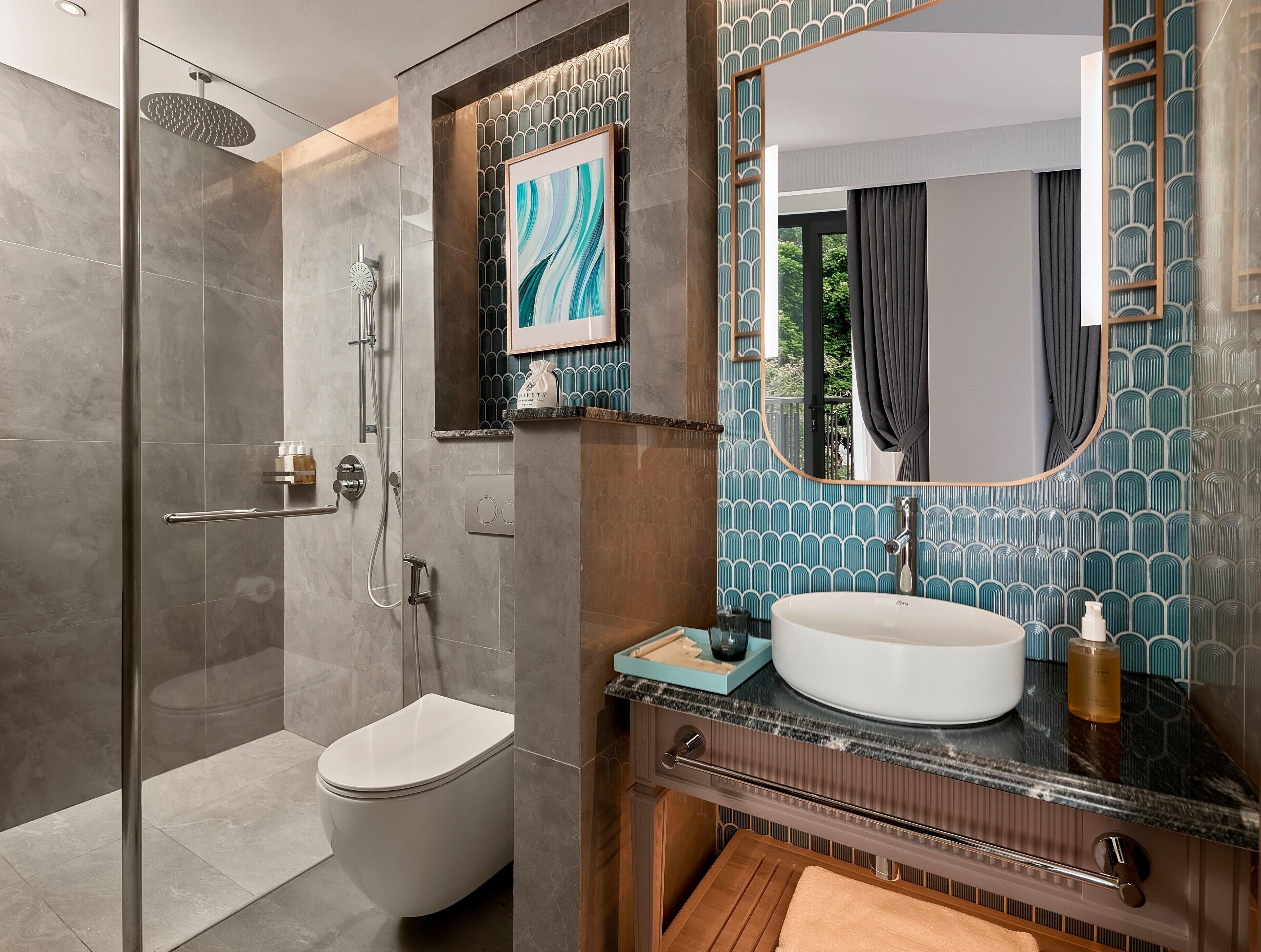 Een moderne badkamer met een douchecabine van glas, een wit toilet, een wastafelmeubel met een grote spiegel en een wastafel.