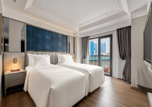 Minibar, coffres-forts dans les chambres, bureau