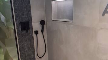 Dusche, Haartrockner, Handtücher, Seife