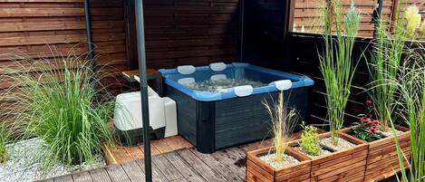 Outdoor spa tub