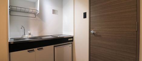 Full-sized fridge, microwave, stovetop, toaster