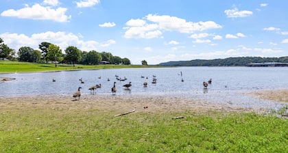 Lakeside Retreat & Game Haven!