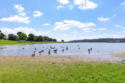 Lakeside Retreat & Game Haven!