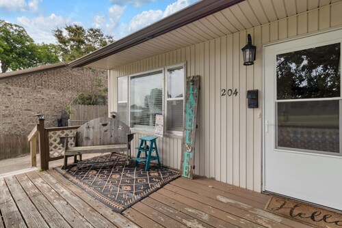 Lakeside Retreat & Game Haven!