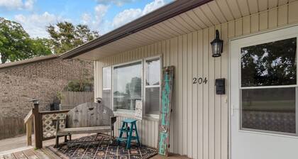 Lakeside Retreat & Game Haven!