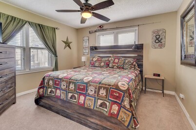 Lakeside Retreat & Game Haven!