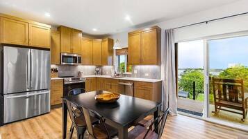 Coffee/tea maker, fridge, microwave, oven