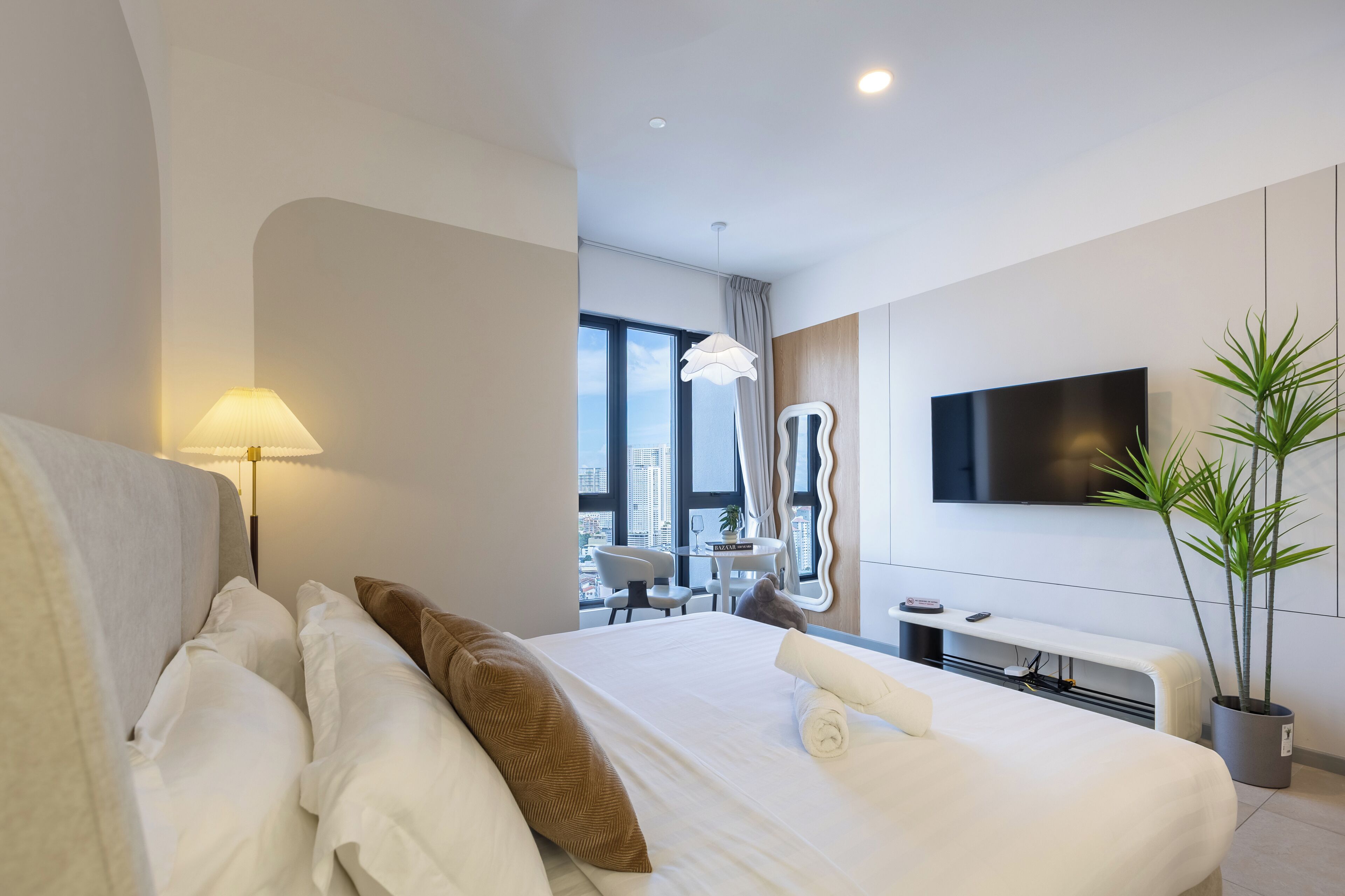 ซูพีเรียสตูิดิโอ, เตียงคิงไซส์ 1 เตียง, วิวเมือง | เตารีด/โต๊ะรีดผ้า, Wi-Fi ฟรี, ผ้าปูที่นอน