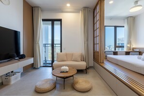 日式出租公寓, 2 間臥室 | 起居區 | 智慧型電視