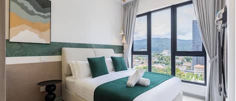 Une chambre d’hôtel moderne avec un grand lit, une vue sur la ville et un ventilateur de plafond.