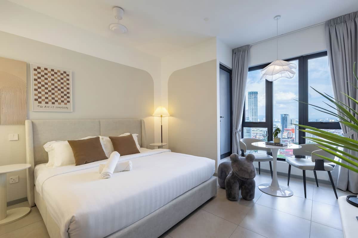 Superior Studio, 1 King Bed, City View | Iron/ironing board, WiFi (free), bed sheets