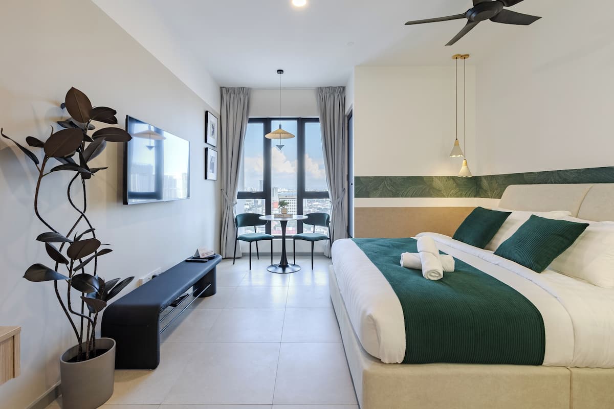 Premium Studio, 1 King Bed, City View | Iron/ironing board, WiFi (free), bed sheets