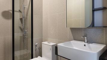 Une salle de bain moderne avec une douche à parois de verre, des toilettes blanches et un lavabo blanc doté d’un plan de travail noir.