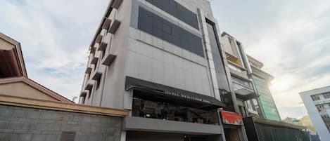 A modern hotel with a prominent entrance and a sign reading "HOTEL VENTION INN".