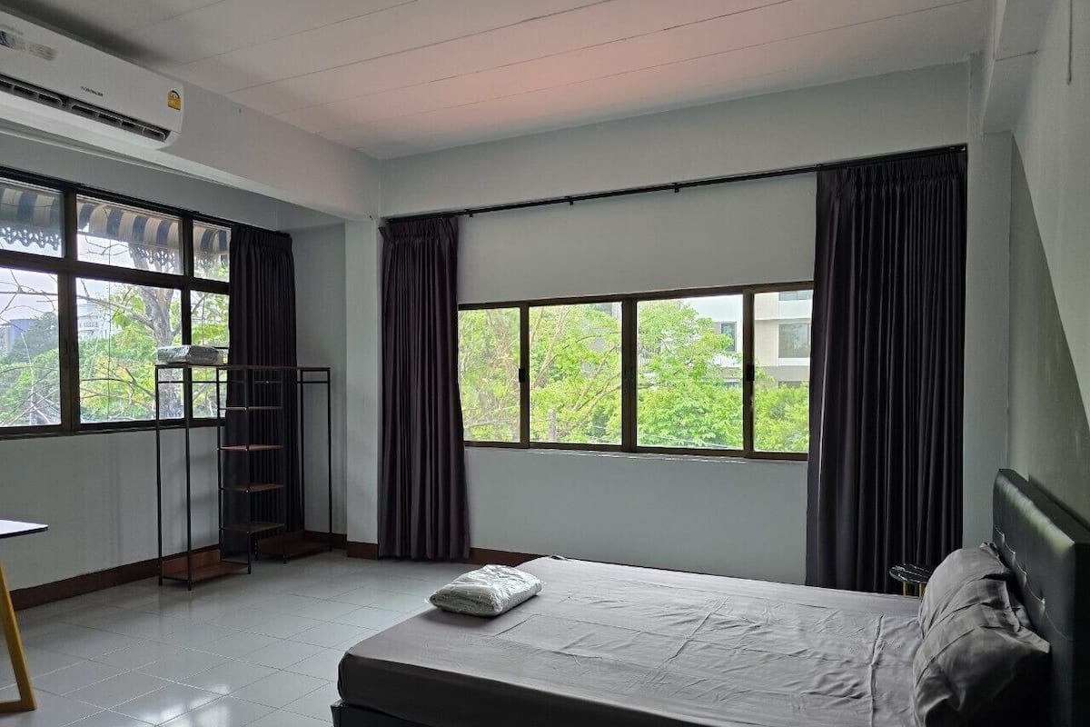 Deluxe Double Room, City View | Desk, free WiFi, bed sheets