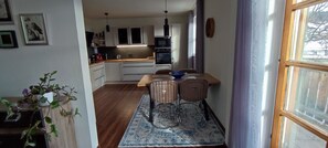 Frigorífico, microondas, horno y lavavajillas