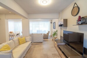 Deluxe Villa, Balcony, Beach View | Living room