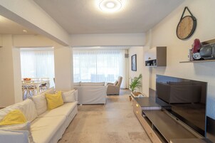 Vila standard, sacada, vista para a praia | Sala de estar