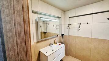 Deluxe Villa, Balcony, Beach View | Bathroom