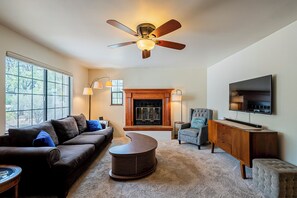 Smart TV, fireplace, books, computer monitors - Family & Pet Friendly Desert Haven in Central Tucson (Tucson)