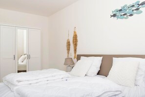 10 bedrooms, individually furnished - Beachside Home With Balcony (Julianadorp)