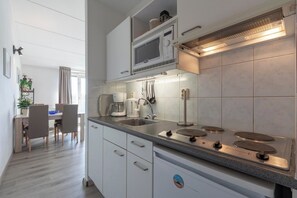 Apartamento clássico, 1 quarto | Cozinha privada | Geladeira, micro-ondas, fogão, lava-louças