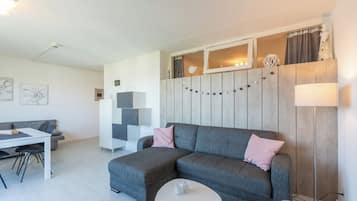 Deluxe Apartment, 2 Bedrooms | Living room