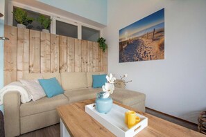 Comfort Apartment, 2 Bedrooms | Living room