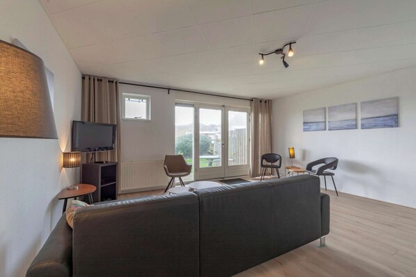 Classic Apartment, 2 Bedrooms | Living room