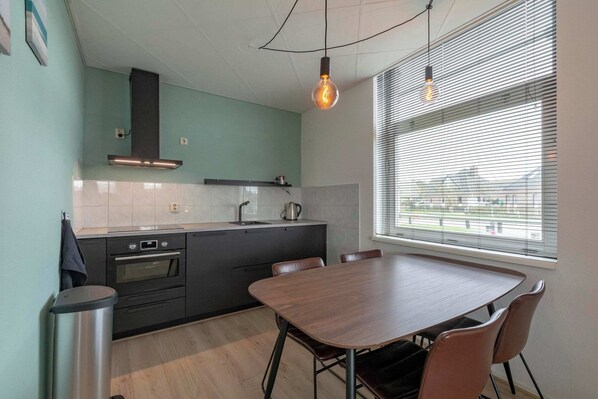 Apartamento clássico, 2 quartos | Cozinha privada | Geladeira, micro-ondas, fogão, lava-louças