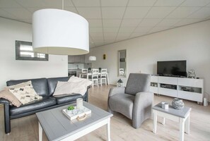 Comfort Apartment, 2 Bedrooms | Living room