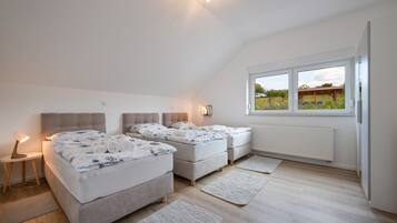 4 bedrooms, iron/ironing board, free WiFi, bed sheets