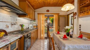 Køleskab, ovn, kaffe-/temaskine, køkkentøj/tallerkener/redskaber