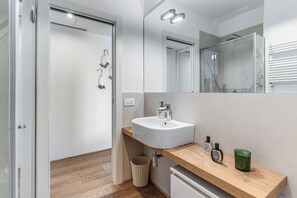 Bruser, hårtørrer, bidet, håndklæder