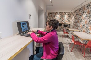 Comfort Shared Dormitory | Dining room - APTC ETXEA Hostel (Vitoria-Gasteiz)