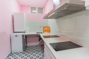 Comfort Shared Dormitory | Shared kitchen | Full-sized fridge, microwave, oven, stovetop
