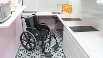 Comfort slaapzaal | Gemeenschappelijke keuken | Een koelkast met diepvriezer, een microgolfoven, een oven, een kookplaat