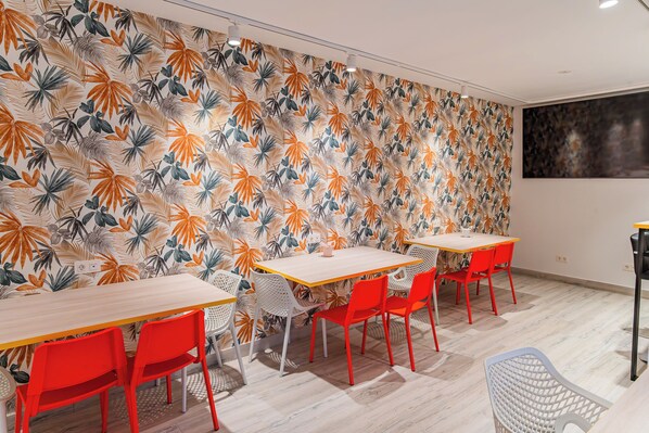 Comfort Shared Dormitory | Dining room