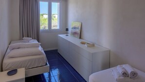 A hotel room with a bed, a bedside table, a dresser, and a window with curtains. - Ginepro - Shelter by the sea in Apulia | A few steps from the beach (Puglia)