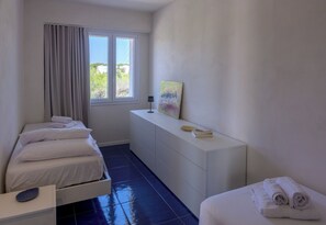 A hotel room with a bed, a bedside table, a dresser, and a window with curtains. - Ginepro - Shelter by the sea in Apulia | A few steps from the beach (Puglia)