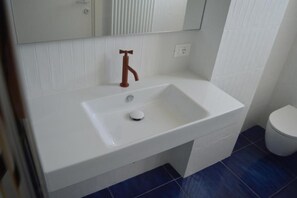 Shower, hair dryer, bidet, towels - Seafront Juniper apartment with large veranda, 20m from the crystal clear sea. (Puglia)