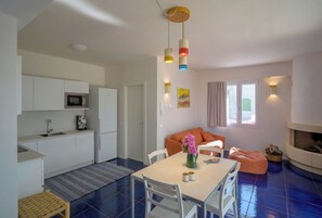 A modern apartment with a kitchen, dining area, and living room. - Ginepro - Shelter by the sea in Apulia | A few steps from the beach (Puglia)