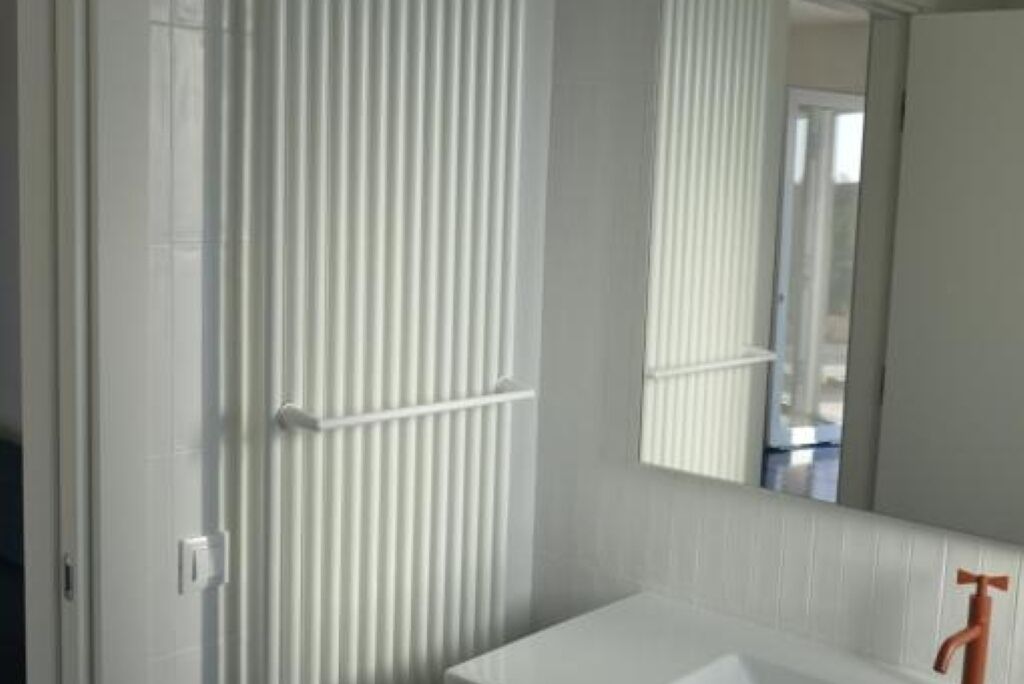 Douche, sèche-cheveux, bidet, serviettes fournies