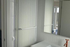 Shower, hair dryer, bidet, towels - Seafront Juniper apartment with large veranda, 20m from the crystal clear sea. (Puglia)