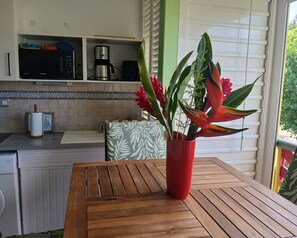 Kylskåp, mikrovågsugn, spishäll och kaffe- och tebryggare