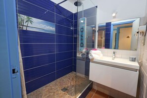 Een douche, een haardroger, handdoeken