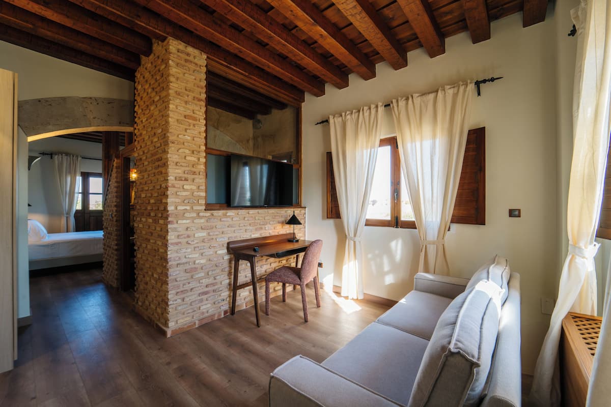 Desk, laptop workspace, free WiFi, bed sheets