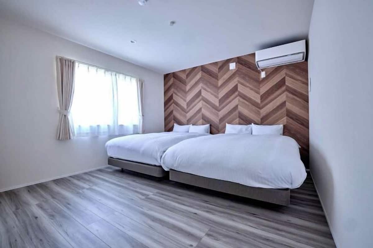 Blackout drapes, free WiFi, bed sheets