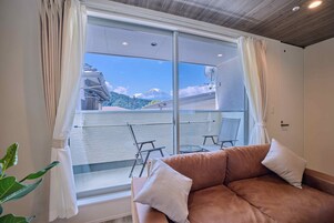 Habitación, 3 habitaciones, no fumadores, vistas a la montaña (A) | Balcón